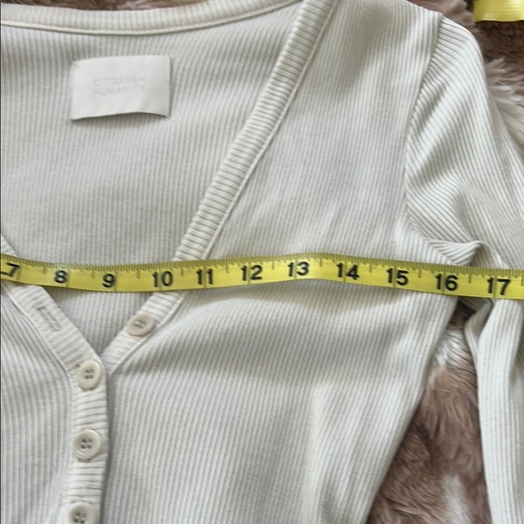 Citizens Of Humanity Ribbed V-Neck Long Sleeve Top in Cream - Picture 3 of 6